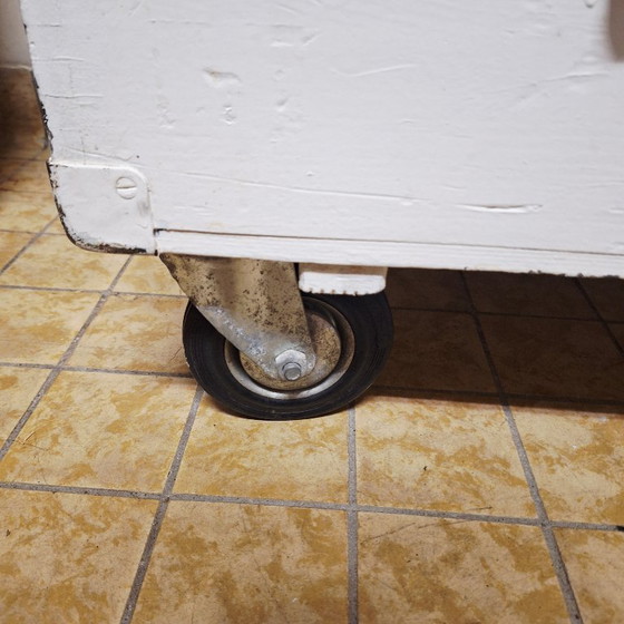 Image 1 of Weiße Holzkiste auf Rädern