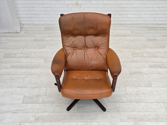 Image 1 of Años 70, diseño sueco de Gote Möbler, silla giratoria con reposapiés, cuero.