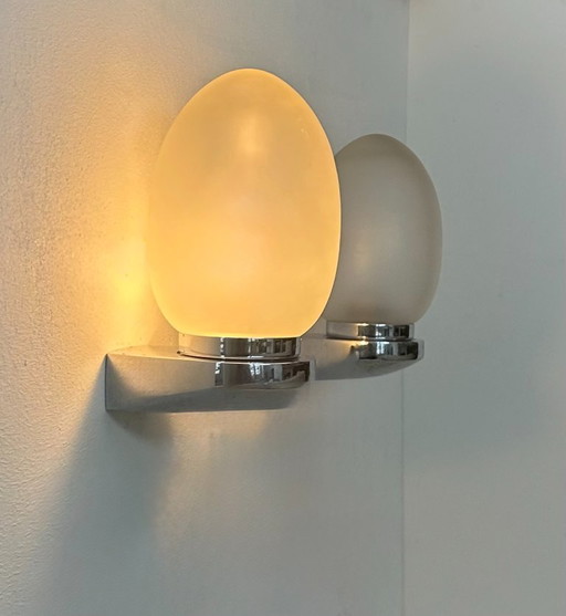 Coppia di applique vintage, metallo cromato e vetro satinato, Francia, 1970