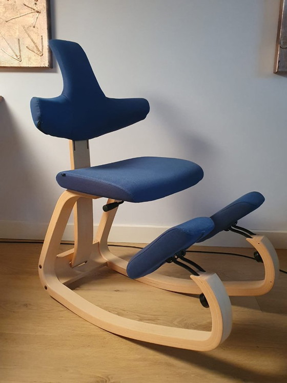Varier Thatsit Balans silla de rodillas, textil azul, Sillas de oficina, Madera, Scandinavian (foto 3 de 6)