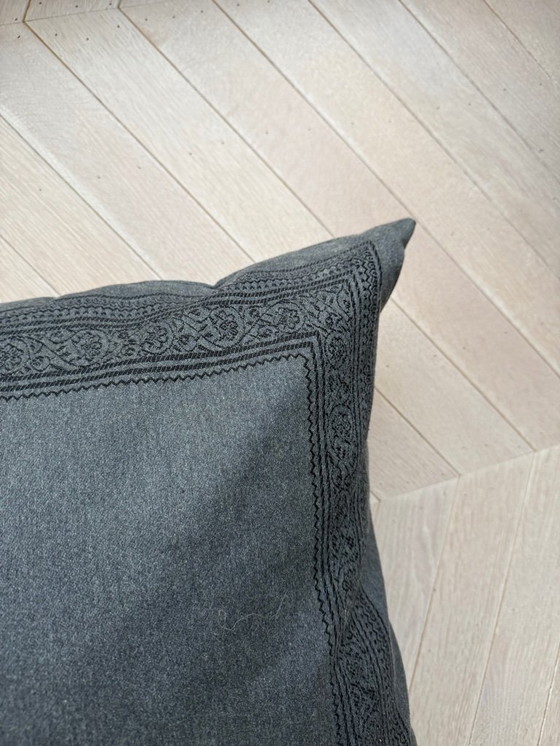 Image 1 of Großes graues Bodenkissen mit schwarzem Paisley-Rand