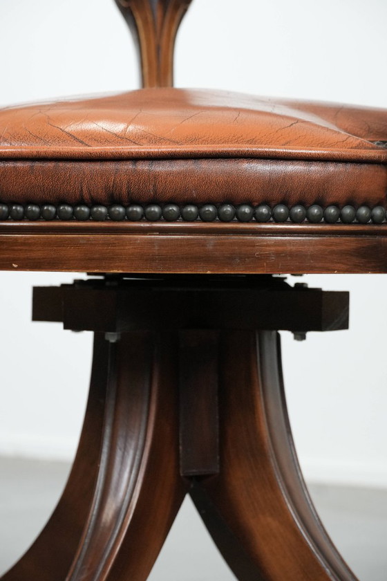 Image 1 of Chesterfield-Bürostuhl im englischen Stil aus Leder und Holz