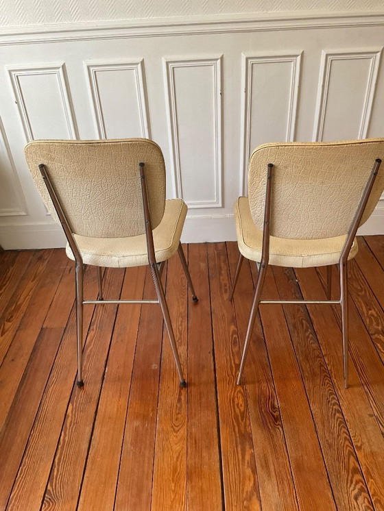 Image 1 of Een paar vintage stoelen uit de jaren 50 - gestempeld - verchroomd staal en gepatineerd kunstleer.