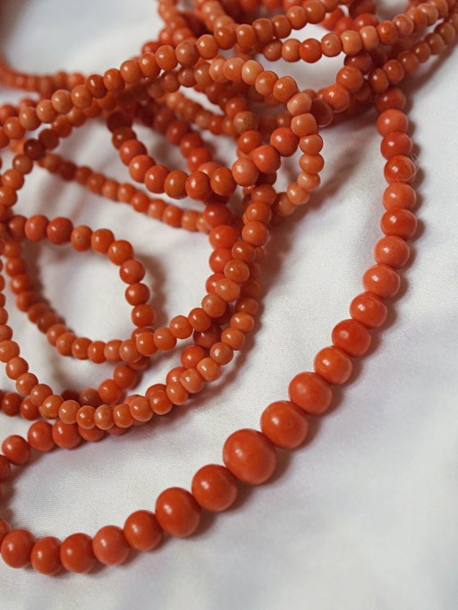 Très long sautoir ancien Art Déco en corail naturel perles en chute 2m