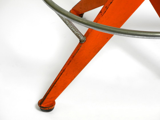 Image 1 of Seltener massiver italienischer Mid Century Industrial Metallhocker von Mautren in seltenem Orange | mit höhenverstellbarer Sitz