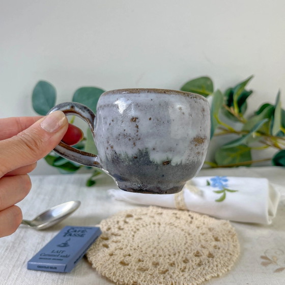 Mystery Box Vintage per Artisti | Tazza in Gres Vintage, Quaderno Vintage, Tovagliolo Ricamato & Biglietto (photo 7 of 11)