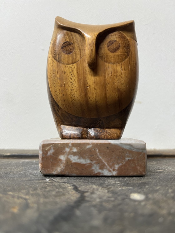 Image 1 of Gufo vintage di metà secolo in teak su basamento in marmo