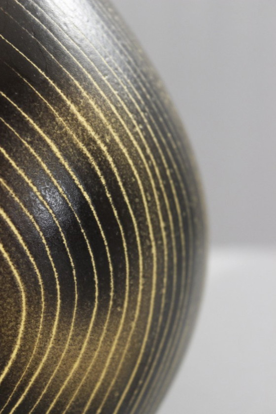 Image 1 of Saint Clément, Francia - Jarra de cerámica, circa 1950, forma irregular, estriada en amarillo y negro.