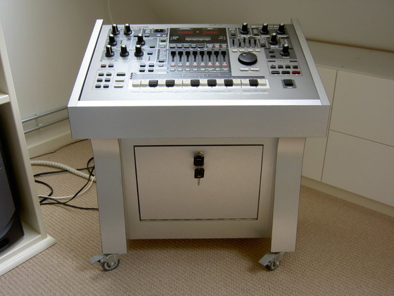 Meuble de Studio Unique Fait Main Roland MC-505 Groovebox – Merkloos, Dessertes, Aluminium (photo 9 of 9)