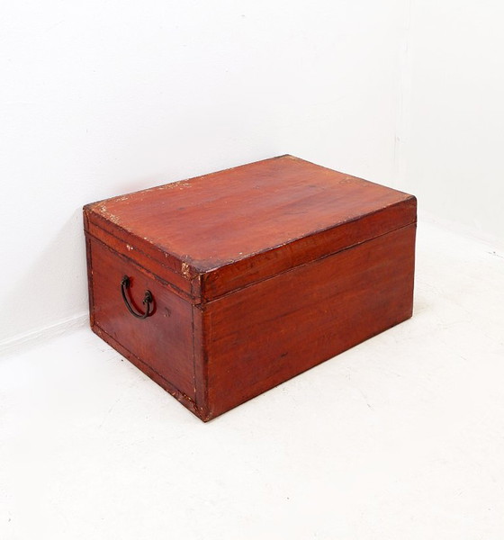 Image 1 of  Malle chinoise en cuir laqué rouge du début du XXe siècle