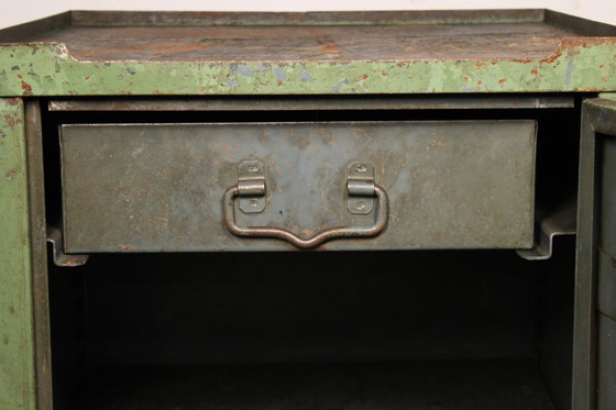 Image 1 of Armoire métallique industrielle antique • Armoire d'atelier vintage verte patinée • Style loft et usine