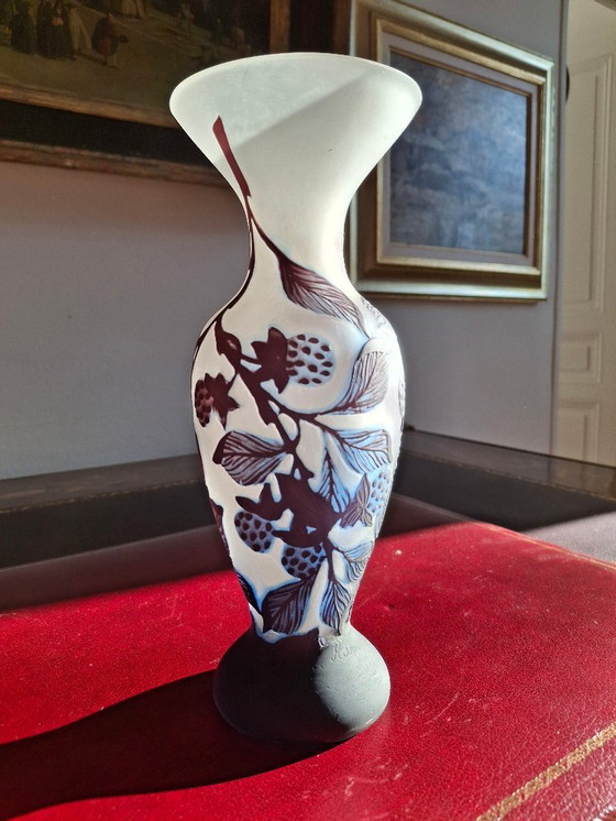 Image 1 of Vase aus mehrschichtigem, säuregeätztem Glas, signiert, Höhe 25,2 cm, Violett-/Aubergine-Töne