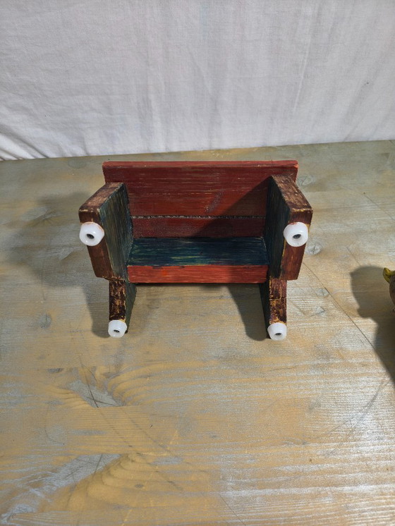 Image 1 of Kuifje op een houten bankje 