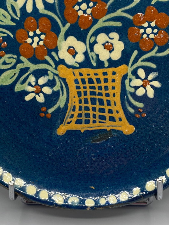 Plato de pared grande de cerámica esmaltada con cesta floral. – Loza, Ceramic, Mid Century Modern (photo 3 of 6)