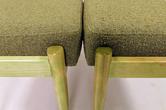 Image 1 of Set van twee voetenbankjes in vintage-stijl, uniek ontwerp, gemaakt van groen hout met bouclé bekleding.