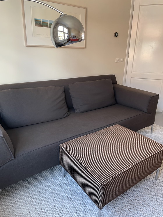 Image 1 of Sofá (y otomana) de diseño disponible en stock.