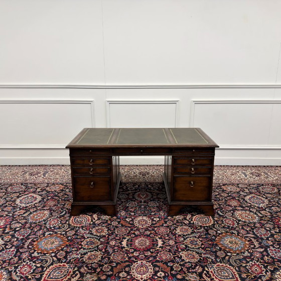 RAC Klassiek Engels Chesterfield Bureau – RAC Royal Antique Collection, Leather, Wood (photo 4 of 19)