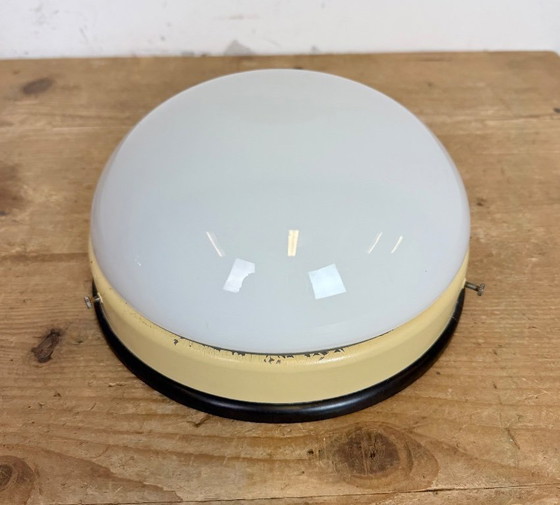 Image 1 of Industriële bakelieten wand- of plafondlamp met melkglas, jaren 1950