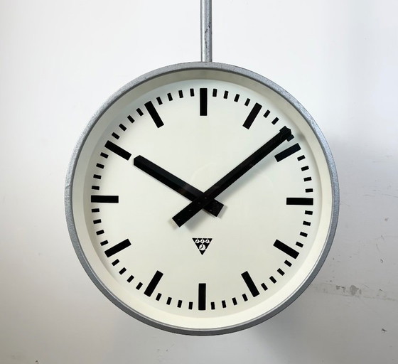 Image 1 of Grote industriële dubbelzijdige spoorweg- of fabrieksklok van Pragotron, jaren 60