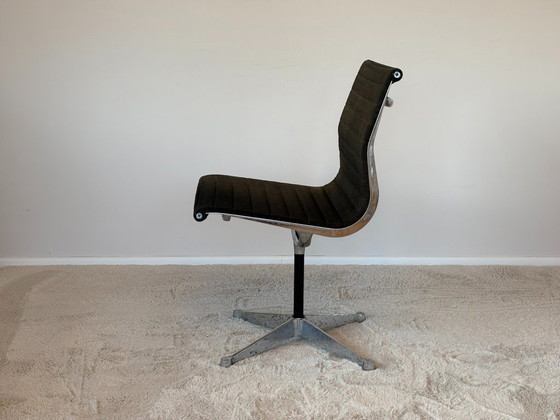 Image 1 of Chaise en aluminium modèle EA 105, conçue par Eames pour Herman Miller, années 1970