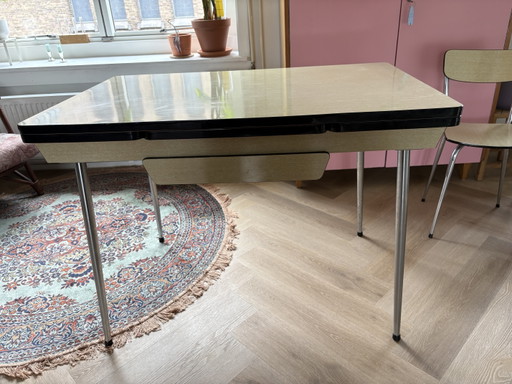 Vintage formica eettafel (uitschuifbaar) met 4 stoelen