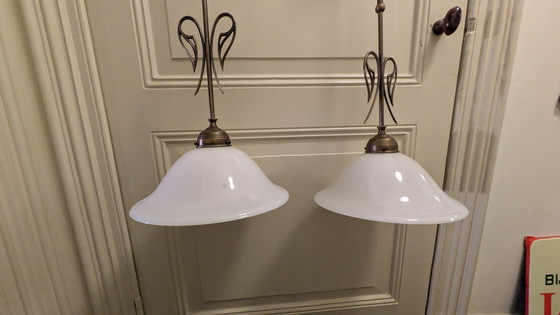 Image 1 of Deux lampes suspendues vintage de style Art déco, abat-jour opalin