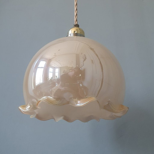 Vintage opaline hanglamp in kelkvorm met parelmoer glans. 