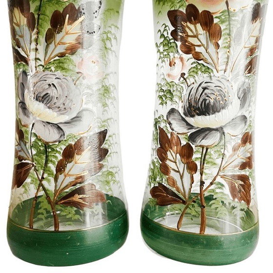 Image 1 of Set Antieke Victoriaanse Art Nouveau Vergulde Gouden Handbeschilderde Bloemen Groen Glazen Vaas 33 cm 1900's