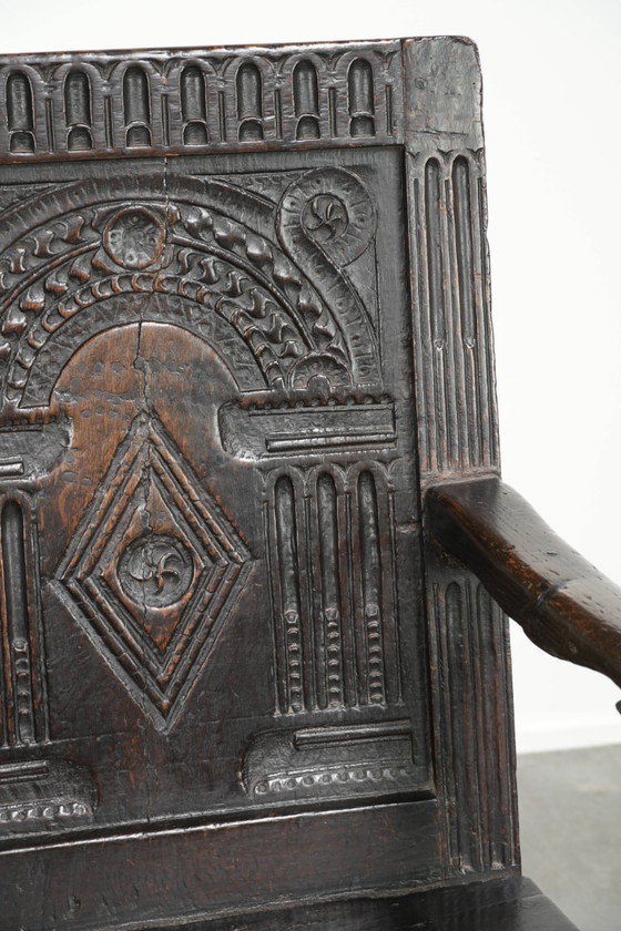 Image 1 of Chaise anglaise ancienne en chêne / Chaise à lambris du XVIIe siècle, ornée de magnifiques sculptures et détails en bois.