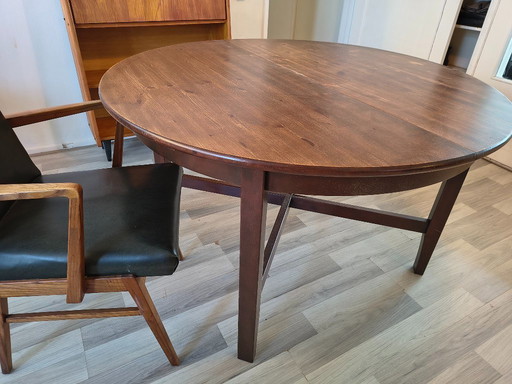 Solid pine dining table – Oval/round and extendable
