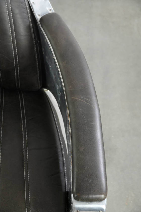 Image 1 of 2x robuste, industrietaugliche Sessel im Aviator-Design aus schwarzem Rindsleder mit Aluminiumverzierungen und Nieten
