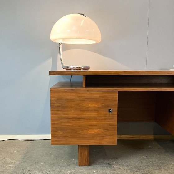 Image 1 of Bureau uit het midden van de 20e eeuw in Bauhaus-stijl, walnoothout, jaren 60.