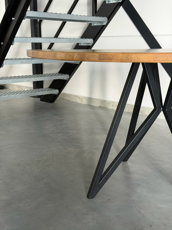 Studio Henk Butterfly table à manger ronde - chêne 140 cm – Tables basses, polished steel, Bois (photo 3 of 6)