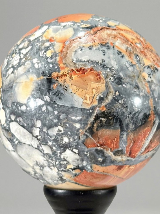 Image 1 of Duo decorativo: sfera di diaspro Maligano e gruppo di quarzo su piedistalli.