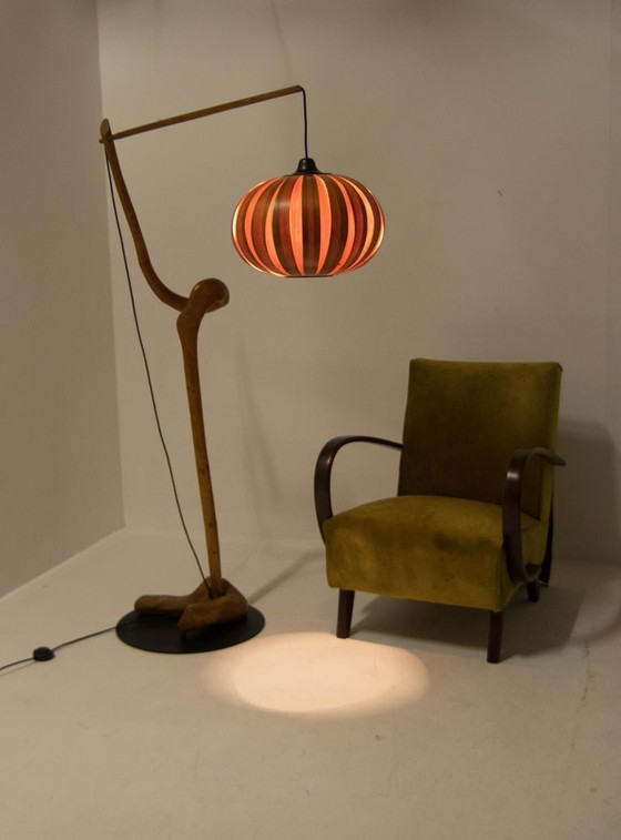 Image 1 of Skulpturale Stehlampe aus Holz und Furnier im Stil der Mid-Century-Moderne der 1960er Jahre.