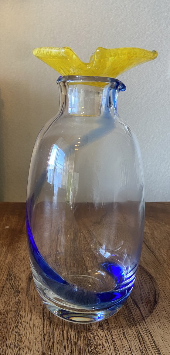 Image 1 of Glaskaraffe mit blauem Fuß und gelbem Blattverschluss