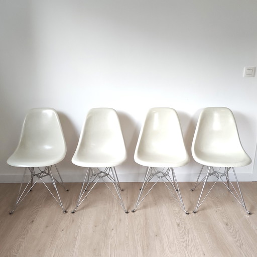 Ensemble vintage de 4 chaises de salle à manger en fibre de verre par Eames - Herman Miller