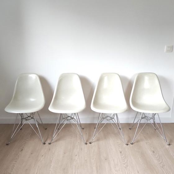 Image 1 of Vintage set van 4 fiberglas eetkamerstoelen van Eames - Herman Miller