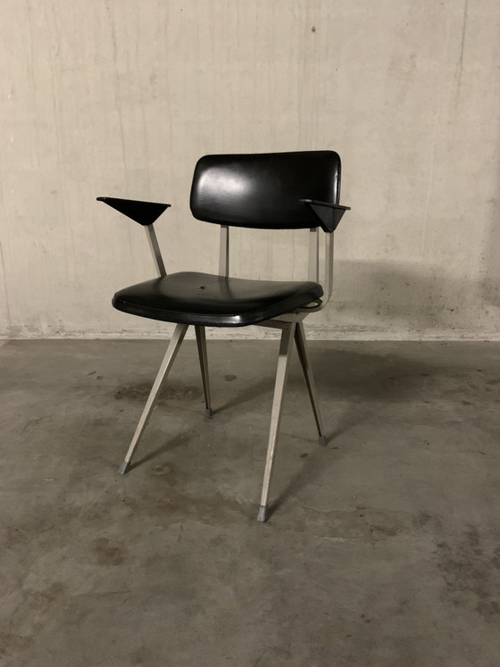 Chaise Original Result, un modèle conçu par Friso Kramer et Wim Rietveld en 1969 – Ahrend (photo 3 of 12)