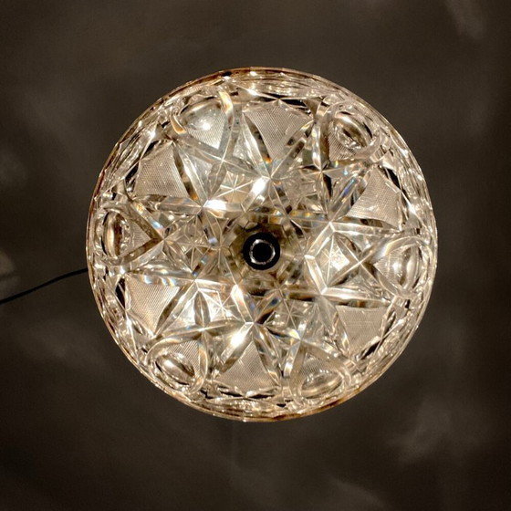 Lampada a sospensione in stile moderno italiano a forma di UFO, con vetro tagliato e cromo, anni '70. (photo 7 of 15)