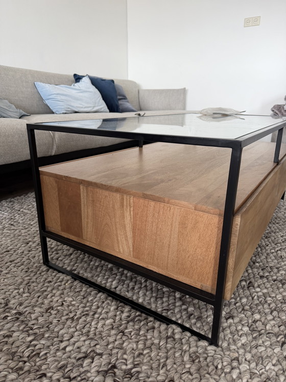 Image 1 of Mesa de centro MADE de madera maciza de mango con tapa de cristal y espacio de almacenamiento – Excelente estado