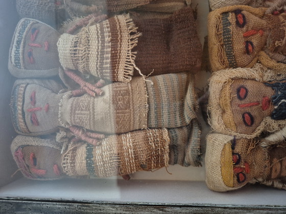 Image 1 of Gran cuadro de 8 muñecas antiguas de Chancay (15 cm) - Perú - En vitrina