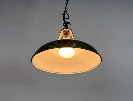 Image 1 of Lampada a sospensione industriale in smalto verde di Coolicon, anni '50