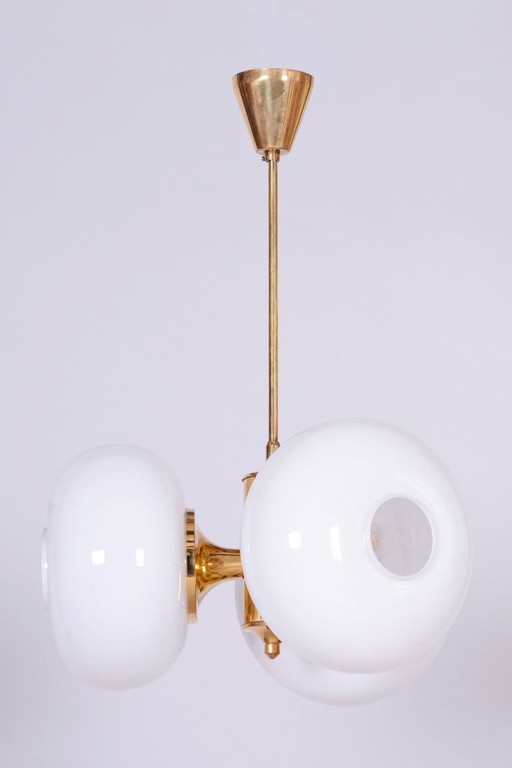 Gerestaureerde kroonluchter uit het midden van de eeuw, door Kamenický Šenov, messing, glas, Tsjechisch, jaren 60 – Brass