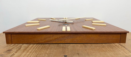 Image 1 of Orologio da parete vintage in legno marrone di Pragotron, anni '80