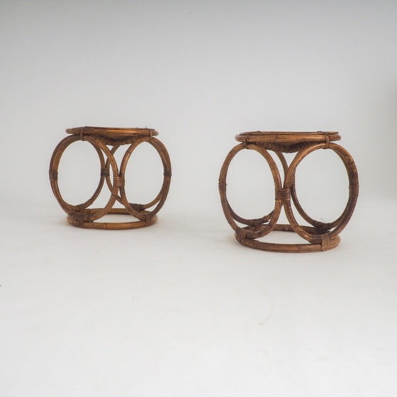 Coppia di sgabelli/tavolini vintage in rattan realizzati a mano (photo 7 of 12)