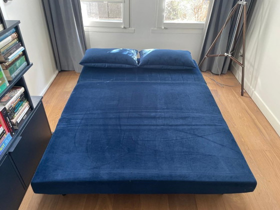 Image 1 of Velours fluwelen blauwe slaapbank van Made.com