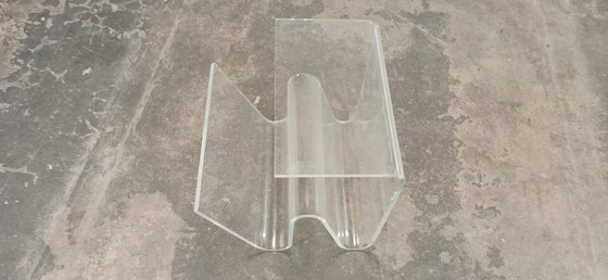 Image 1 of Table d'appoint vintage en plexiglas avec porte-revues