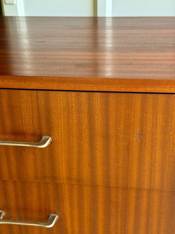 Kirschfarbene Holzkommode – Kommoden, Metal, Wood (photo 9 of 18)