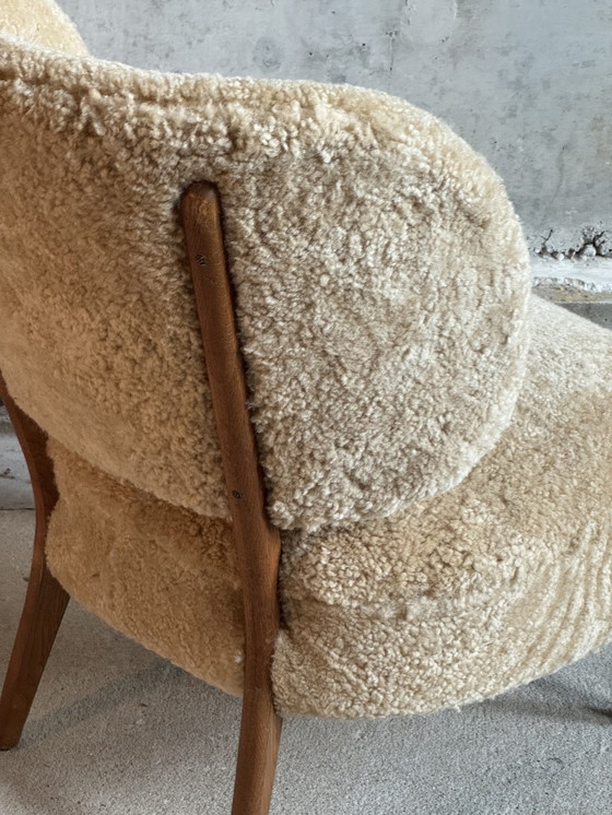 Image 1 of Scandinavische designstoel in schapenvacht